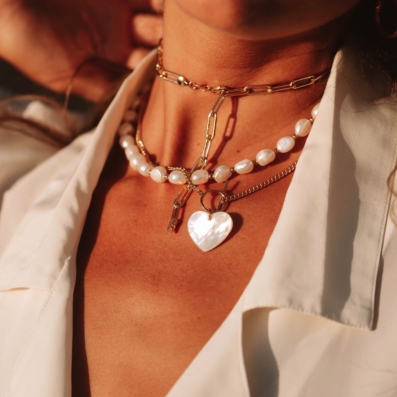 Lookbook: slojevite ogrlice, bijela košulja